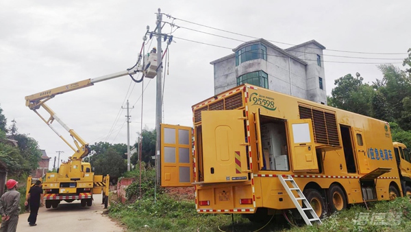 泰豪海德馨中壓發(fā)電車(chē)不停電作業(yè)檢修.jpg