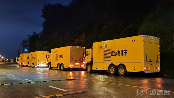 泰豪·海德馨為西藏“雙慶”保電的UPS電源車(chē)連夜出發(fā).jpg
